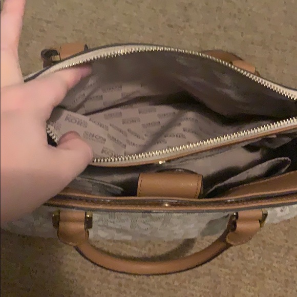 Michael Kors handbag with long stap. - Picture 3 of 7